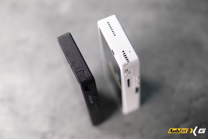 Điểm đặc biệt của Galaxy Z Fold mini nằm ở việc kết hợp linh kiện từ nhiều thế hệ khác nhau, gồm màn hình 4,6 inch của Galaxy Z Fold đời đầu, viên pin dung lượng khoảng 5.000mAh dựa trên giải pháp của Galaxy Z Fold2 và hệ thống loa từ Galaxy Z Fold3, giúp tối ưu không gian bên trong mà vẫn đảm bảo đầy đủ các chức năng của một chiếc smartphone hoàn chỉnh.(Ảnh: AnhemTV)