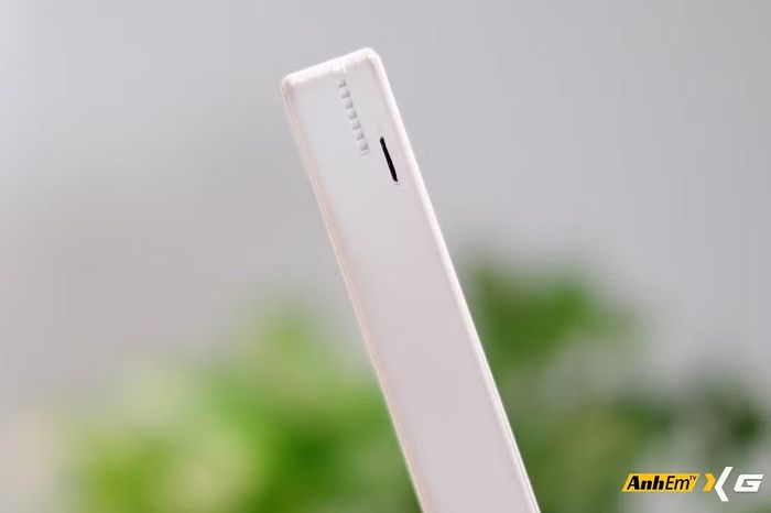 Theo Dương, Galaxy Z Fold mini không được tạo ra để thay thế smartphone chính mà hướng đến vai trò thiết bị phụ phục vụ việc kiểm tra thông báo, ghi chú nhanh hoặc thực hiện các tác vụ cơ bản hằng ngày, đồng thời dự án cũng mở ra hướng tiếp cận mới trong việc tái sử dụng các thiết bị điện tử cũ thay vì biến chúng thành rác thải công nghệ.(Ảnh: AnhemTV)