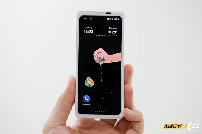 Ý tưởng của dự án bắt nguồn từ việc Dương thường mua lại các máy Galaxy Z Fold hỏng màn hình trong với giá chỉ khoảng 1-2 triệu đồng để sử dụng màn hình ngoài, nhưng thay vì chấp nhận phần thân máy dày cộm do vẫn phải chứa toàn bộ cơ chế màn hình gập, nam sinh quyết định loại bỏ những linh kiện không cần thiết và tạo ra một thiết bị nhỏ gọn hơn theo phong cách hoàn toàn mới.(Ảnh: AnhemTV)