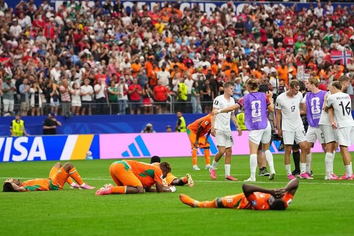 Hình ảnh trái ngược sau trận Na Uy thắng Bờ Biển Ngà 2-1 ở vòng 1/16 World Cup 2026.