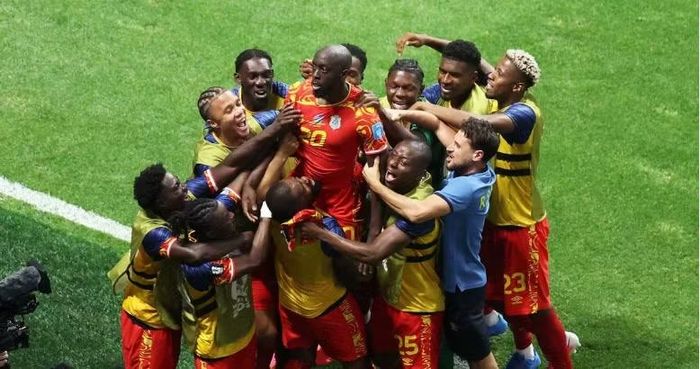 Bên kia chiến tuyến, CHDCND Congo vừa tạo nên lịch sử khi lần đầu vượt qua vòng bảng World Cup.