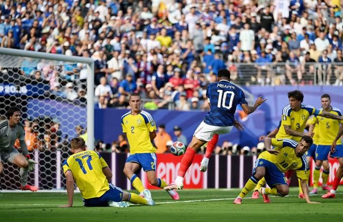 Mbappe lập cú đúp giúp tuyển Pháp thắng Thụy Điển 3-0 ở vòng 1/16 World Cup 2026. Ảnh: Getty