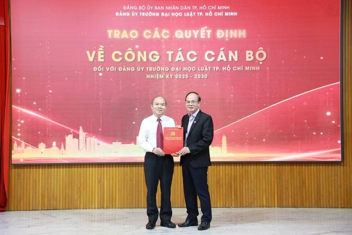 Ông Trần Văn Bảy trao Quyết định cho PGS.TS Vũ Văn Nhiêm - Phó Bí thư Đảng ủy nhà trường.