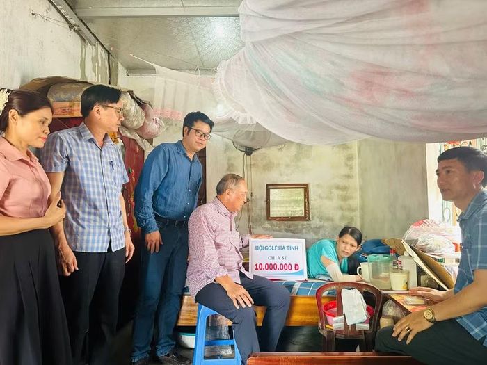 Hội Golf Hà Tĩnh ủng hộ hoàn cảnh chị Châu 10 triệu đồng.