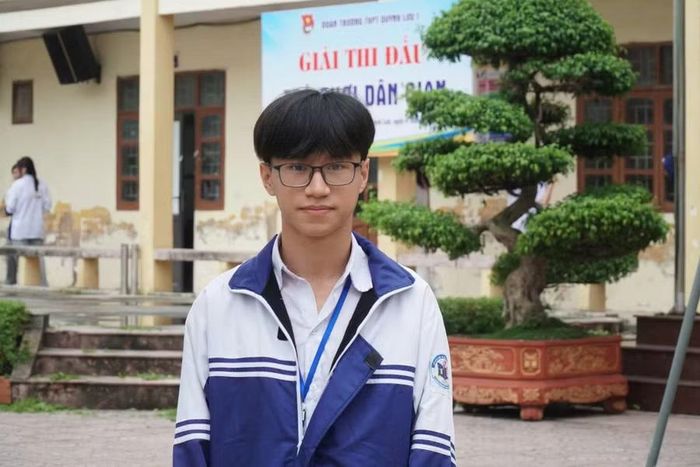Em Lê Minh Hiếu (Trường THPT Quỳnh Lưu 1, xã Quỳnh Lưu) với 29,75 điểm và cũng là thủ khoa thi tốt nghiệp THPT của tỉnh Nghệ An với 37,75 điểm. Ảnh: Hồ Lài