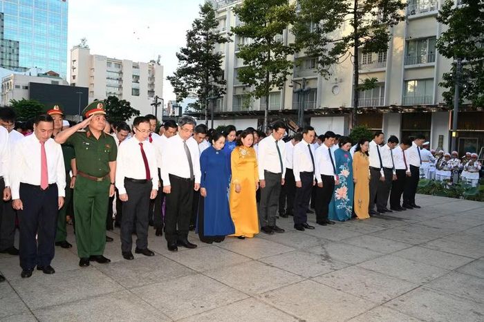 Một phút mặc niệm tưởng nhớ Chủ tịch Hồ Chí Minh.