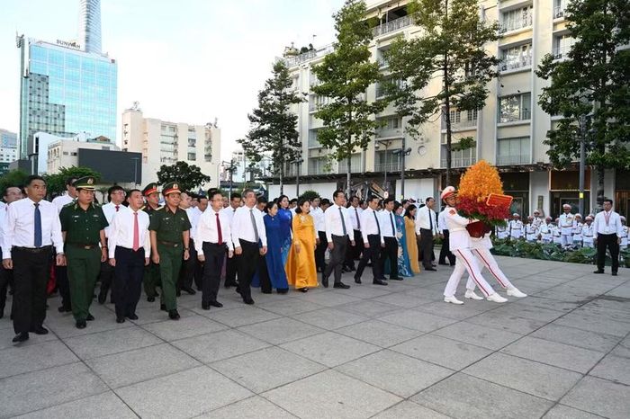 Đoàn đại biểu TPHCM dâng hoa tưởng nhớ Chủ tịch Hồ Chí Minh.
