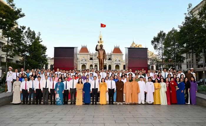 Đoàn đại biểu TPHCM chụp ảnh chung.