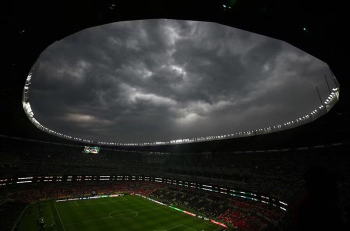 Nguyên do bởi khu vực sân Azteca ở Mexico City có mưa giông kèm sét.