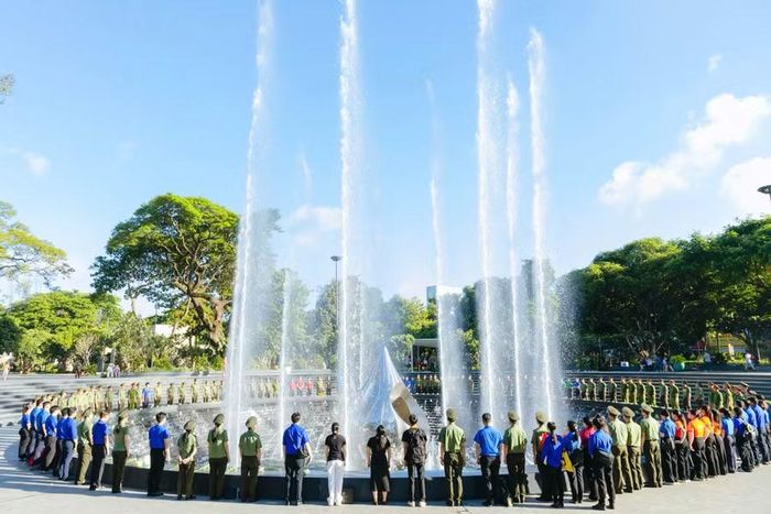 Các đại biểu và đoàn viên thanh niên đã di chuyển đến dâng hoa tại Tượng đài Giọt nước (Công viên số 1 Lý Thái Tổ).