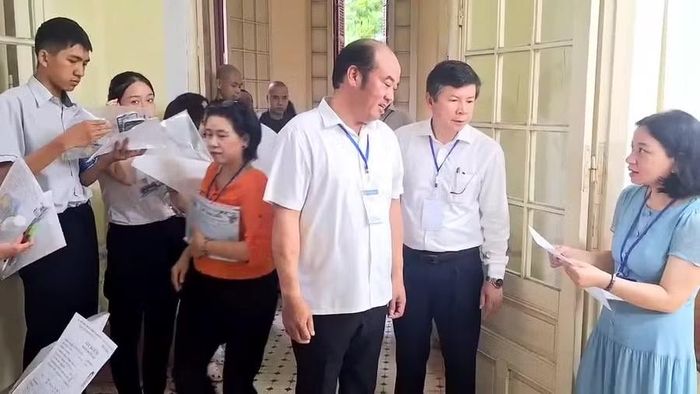Ông Nguyễn Văn Mạnh, Phó Chủ tịch UBND TP Huế (thứ 3 từ phải qua) và ông Nguyễn Tân, Giám đốc Sở GD&amp;ĐT TP Huế (thứ 2 từ phải qua) đi kiểm tra, động viên sĩ tử tại các điểm thi.