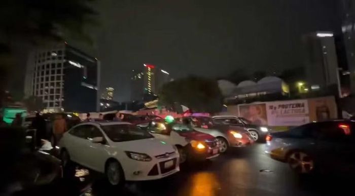 CĐV Mexico bấm còi xe, thổi còi inh ỏi nhắm vào các cầu thủ Ecuador chỉ vài giờ trước màn so tài tại vòng 1/16 World Cup 2026.