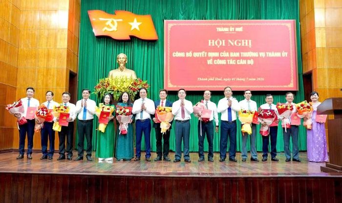 Các cán bộ chủ chốt nhận quyết định điều động, phân công, bổ nhiệm tại các vị trí mới.