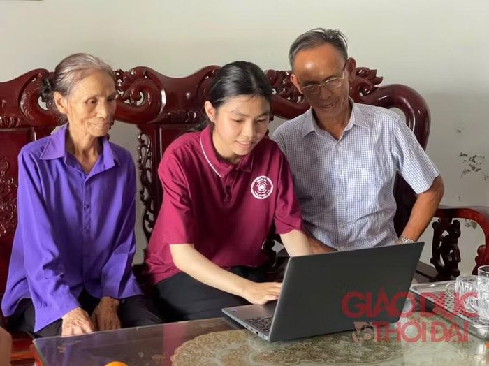 Hoài Thu chia sẻ niềm vui cùng ông bà khi tra cứu điểm thi.