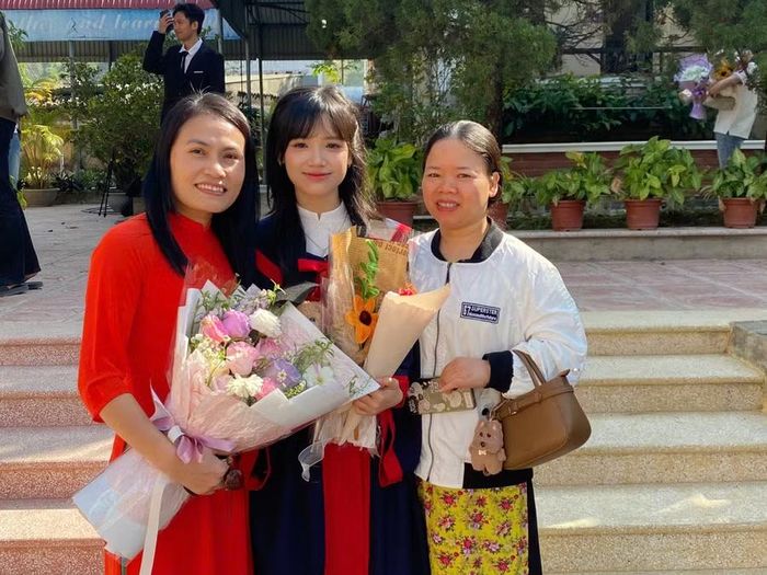 Đặng Quỳnh Trang chụp ảnh lưu niệm cùng mẹ (bên phải) và cô Bùi Thị Thu Hà (bên trái).