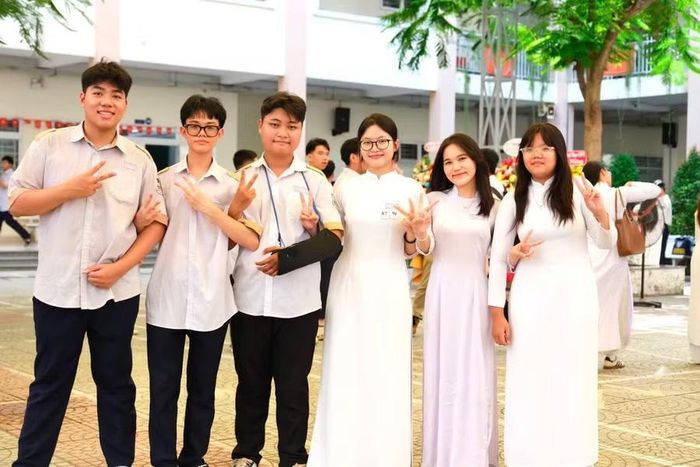 Bảo Phúc (thứ ba từ trái sang) nhận được sự cổ vũ, đồng hành cùng nhóm bạn để thực hiện dự án. Ảnh: NVCC.