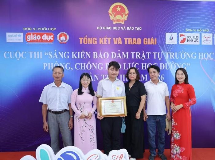 Nguyễn Bảo Phúc giành giải Nhất cấp THPT tại cuộc thi “Sáng kiến bảo đảm trật tự trường học về phòng, chống bạo lực học đường”. Ảnh: Minh Anh.