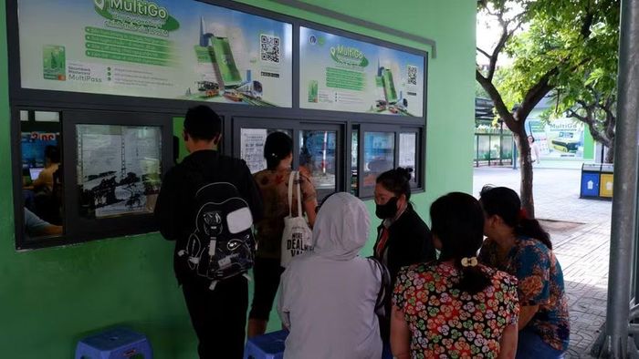 Người dân hoàn vé tập. Ảnh: Hữu Huy.