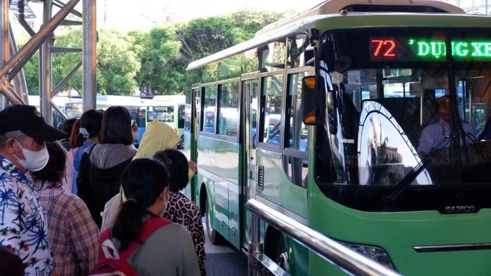 Người dân chờ những chuyến xe buýt đầu tiên được miễn phí vé. Ảnh: Hữu Huy.