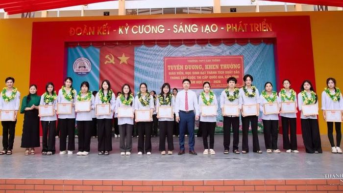 Ở ngôi trường miền núi còn nhiều khó khăn nhưng học sinh Trường THPT Cao Thắng luôn nỗ lực để giành những thành tích xuất sắc.