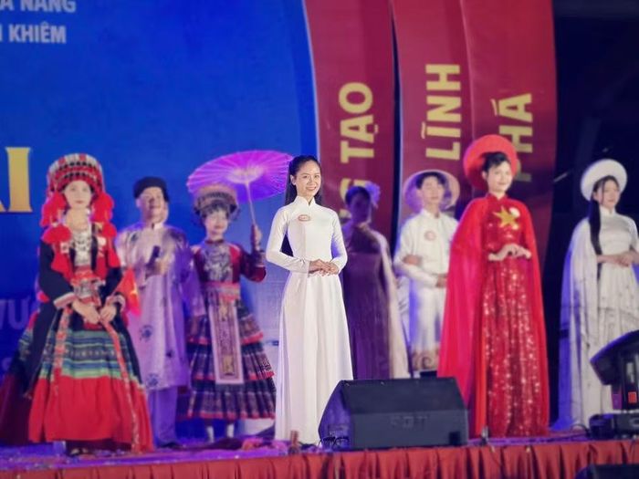 Huỳnh Thị Ngọc Phương (áo dài trắng) tham gia cuộc thi trong trường.