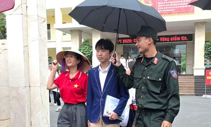 Thí sinh Lào Cai vui vẻ rời điểm thi trong Kỳ thi tốt nghiệp THPT năm 2026.
