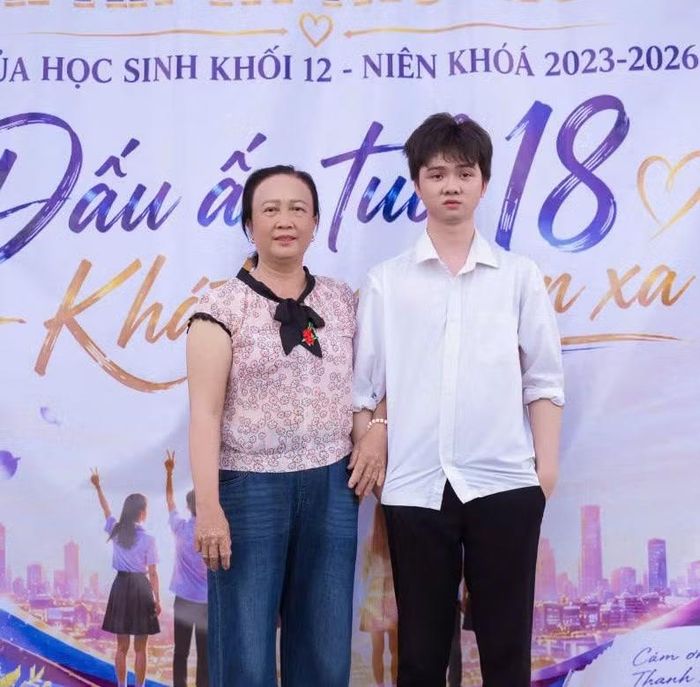Em Tưởng Quang Minh là học sinh giỏi, vừa đạt điểm 10 môn Lịch sử tại Kỳ thi tốt nghiệp THPT năm 2026.