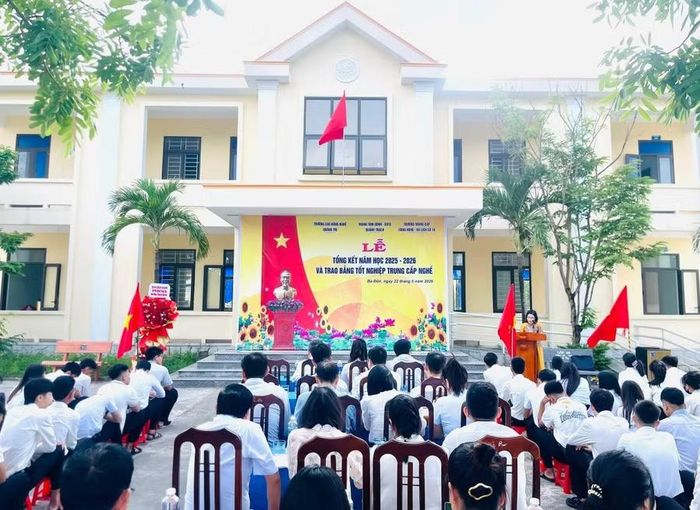 Học sinh sau khi hoàn thành 3 năm học vừa nhận bằng tốt nghiệp THPT, vừa nhận bằng Trung cấp nghề.