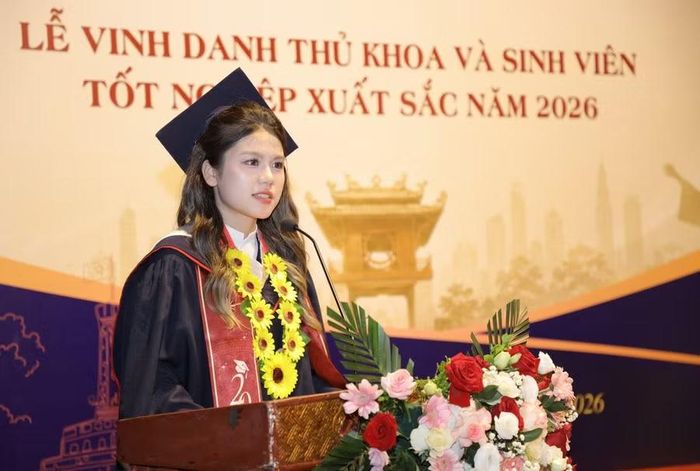 Trần Minh Ngọc - Thủ khoa toàn trường, sinh viên lớp Giáo dục Tiểu học Chất lượng cao D2022 (Khoa Sư phạm) chia sẻ tại buổi lễ.