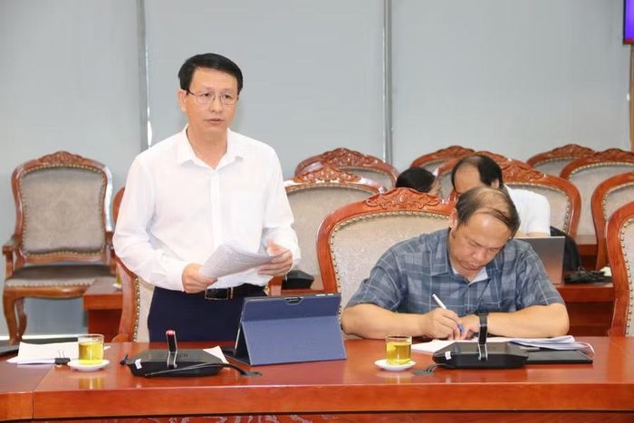 Ông Nguyễn Văn Chiến, Giám đốc Sở GD&ĐT tỉnh Sơn La (người mặc áo trắng) cho biết, việc sắp xếp trường học sẽ không gây ảnh hưởng đến học sinh.