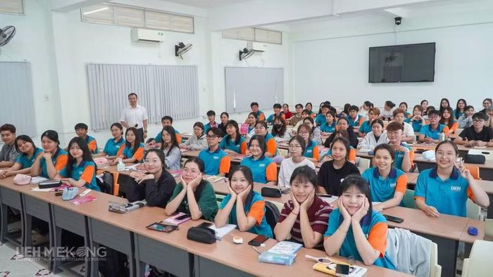 Sinh viên UEH Mekong.