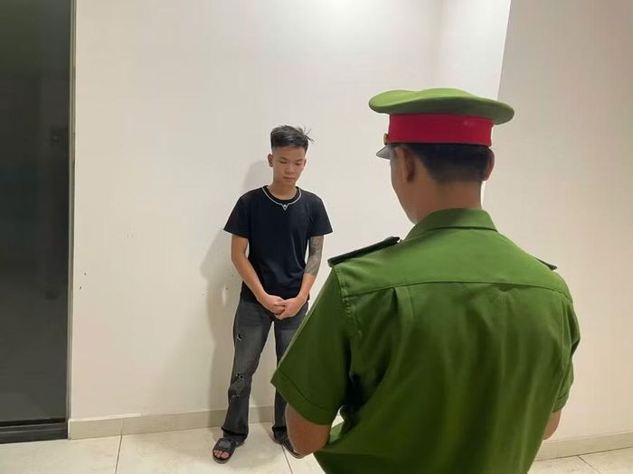 Công an thực hiện Lệnh giữ người trong trường hợp khẩn cấp đối với Nguyễn Thi Trình. Ảnh: Công an