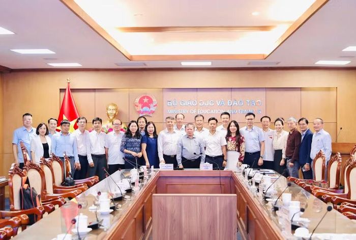 Các đại biểu chụp ảnh lưu niệm.