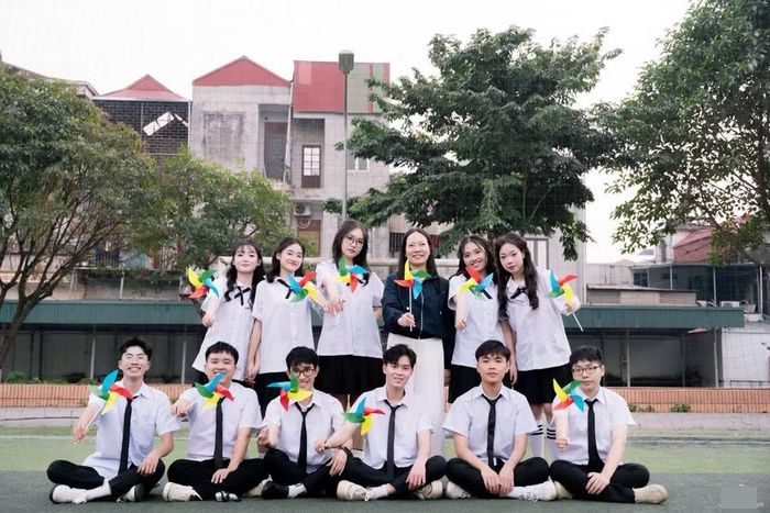 Nhật (ngoài cùng bên trái) và cô giáo chủ nhiệm Nguyễn Thị Thúy cùng các bạn.