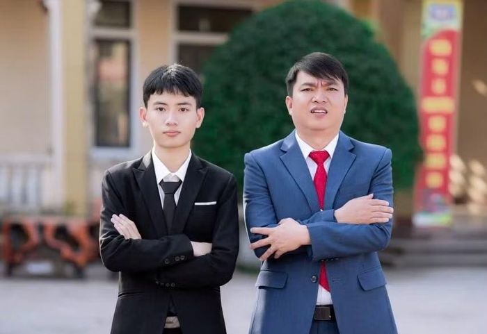 Em Nguyễn Tiến Đạt cùng giáo viên chủ nhiệm - thầy Nguyễn Hữu Kỷ.
