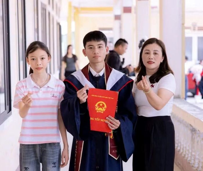 Nam sinh cùng mẹ và em gái.