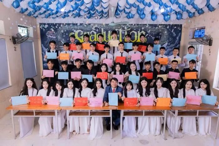 Tập thể lớp 12A1, Trường THPT Nguyễn Huệ (Hà Tĩnh).