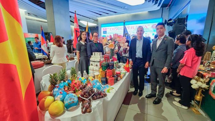 Gian hàng Việt Nam trưng bày nhiều sản phẩm trái cây nhiệt đới đặc trưng của Việt Nam như măng cụt, dừa tươi, thanh long, dứa... (Nguồn: ĐSQ Việt Nam tại Kuwait)