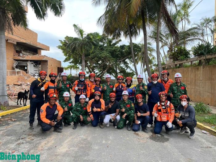 Cán bộ, huấn luyện viên Bộ đội Biên phòng Việt Nam và lực lượng sở tại thể hiện sự đồng lòng, quyết tâm cao trong thực hiện nhiệm vụ tìm kiếm, cứu hộ, cứu nạn tại bang La Guaira, Venezuela. Ảnh: Quốc Hương