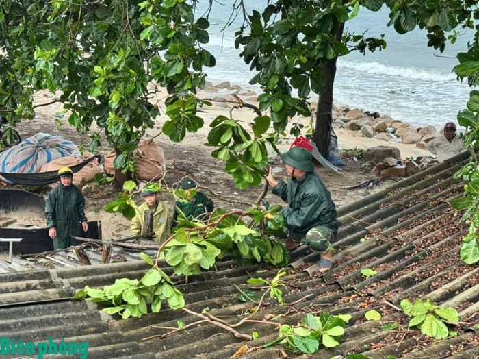 Cán bộ, chiến sĩ Đồn Biên phòng Tân Thành, Bộ đội Biên phòng tỉnh Lâm Đồng hỗ trợ người dân địa phương gia cố lại mái nhà bị hỏng do giông lốc. Ảnh: Văn Hoàn