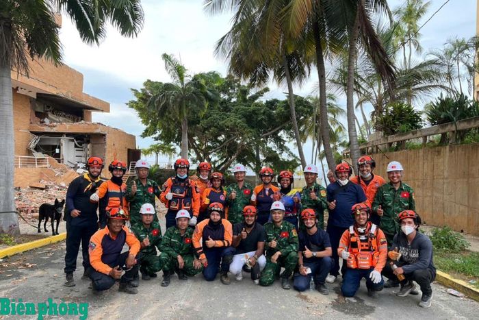 Lực lượng cứu hộ Việt Nam và Venezuela phối hợp sau một ca tìm kiếm tại hiện trường, thể hiện tinh thần đoàn kết, hiệp đồng trong nhiệm vụ nhân đạo quốc tế. Ảnh: Quốc Hương