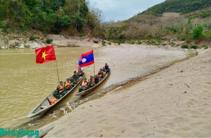 Đồn Biên phòng Keng Đu, Bộ đội Biên phòng tỉnh Nghệ An và dân quân địa phương phối hợp với Đại đội Biên phòng 223, Bộ Chỉ huy Quân sự tỉnh Xiêng Khoảng, Lào tổ chức tuần tra song phương trên đoạn biên giới do hai đơn vị phụ trách. Ảnh: Lê Thạch