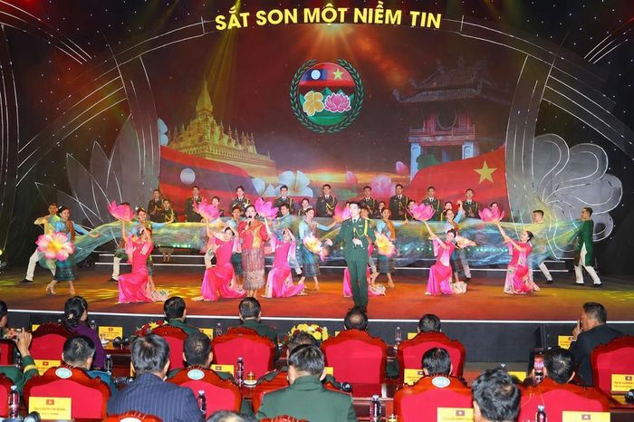 Tiết mục biểu diễn văn nghệ trong Chương trình Giao lưu công tác chính trị và sĩ quan trẻ Quân đội hai nước Việt Nam - Lào với chủ đề “Sắt son một niềm tin”. Ảnh: qdnd.vn