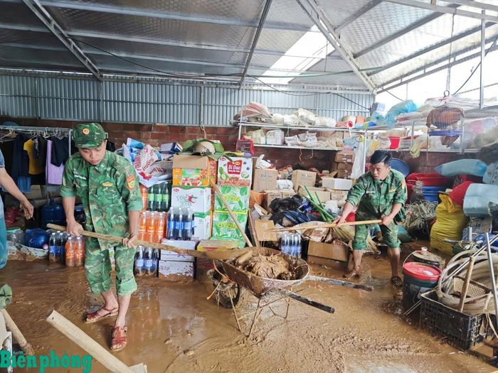 Cán bộ, chiến sĩ Đồn Biên phòng Xuân Trường giúp nhân dân khắc phục hậu quả do mưa lũ gây ra. Ảnh: Huy Dương