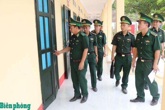 Thiếu tướng Nguyễn Đức Mạnh kiểm tra khuôn viên, doanh trại Đồn Biên phòng cửa khẩu Thanh Thủy. Ảnh: Viết Lam