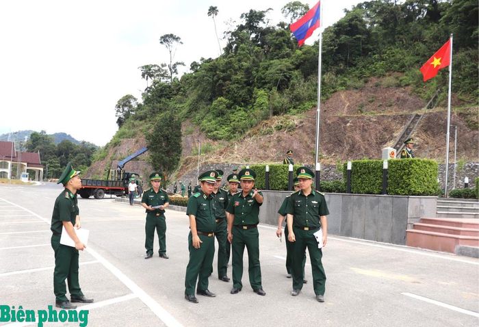 Thiếu tướng Nguyễn Đức Mạnh kiểm tra công tác chuẩn bị tại khu vực cửa khẩu Thanh Thủy. Ảnh: Viết Lam