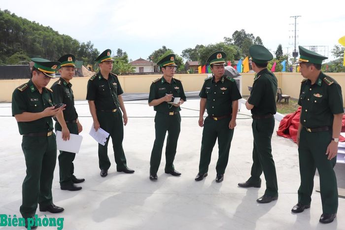 Đoàn công tác kiểm tra tại khu vực Nhà văn hóa thôn Thủy Phong. Ảnh: Viết Lam