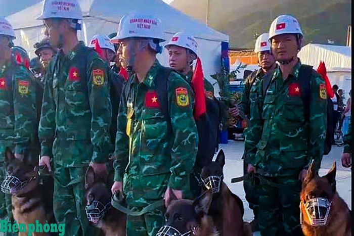 Đúng 6 giờ 30 phút sáng 1/7, Đội công tác Bộ đội Biên phòng Việt Nam tiếp tục lên đường thực hiện nhiệm vụ tìm kiếm, cứu hộ, cứu nạn thuộc phường Playa Grande, Quận Catia la Mar, bang La Guaira, Venezuela. Ảnh: QPVN