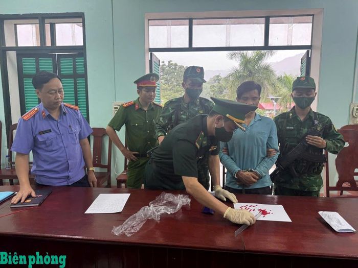 Lực lượng phối hợp bắt giữ đối tượng và kiểm đếm tang vật liên quan. Ảnh: Hải Chuyền
