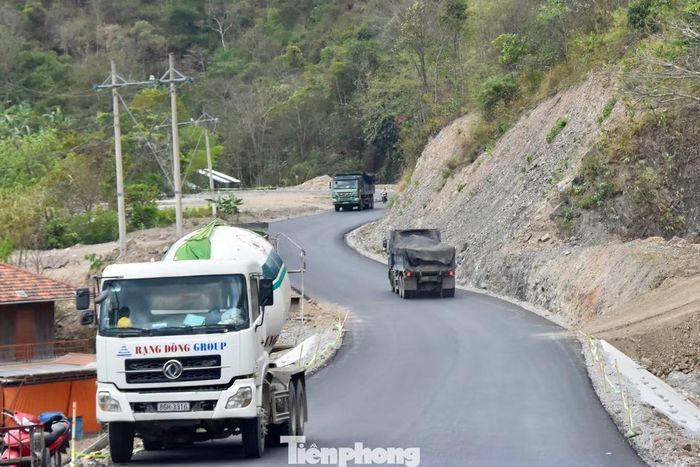 Trên thực địa, những đoạn đã hoàn thành thảm nhựa đang được triển khai đồng loạt các hạng mục hoàn thiện như sơn kẻ vạch, lắp đặt hộ lan, biển báo giao thông. Các đoạn chưa thể thảm nhựa, đơn vị thi công đang san gạt, cấp phối đá dăm và xử lý các vị trí hư hỏng.